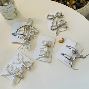 Ensemble élégant de barrettes à cheveux avec perles et perles métalliques sur carte