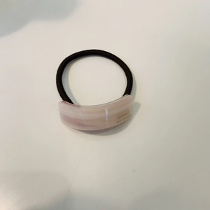 Élastique à cheveux élégant avec décor en résine marbrée rose et bandeau noir flexible
