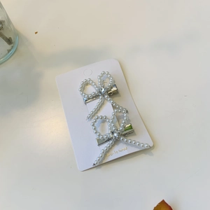 Détails de barrettes à perles blanches avec strass sur une carte de support
