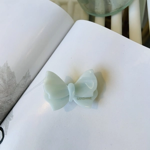 Elegante fermaglio per capelli a farfalla in acetato verde menta con logo dorato