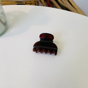 Détail d'une pince à cheveux motif écaille de tortue marron avec ressort robuste