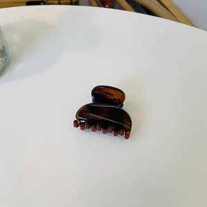 Pince à cheveux carrée en acétate translucide motif écaille de tortue pour femme