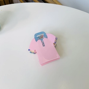 Pince à cheveux rose en forme de polo avec col marbré bleu et strass brillants décoratifs