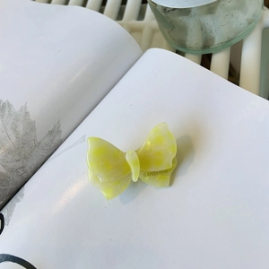 Elegante molletta per capelli a farfalla in acetato giallo marmorizzato con etichetta oro