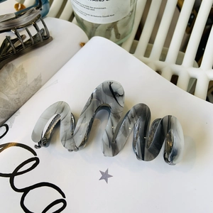 Elegante molletta per capelli a onde con motivo marmorizzato e chiusura a molla in metallo