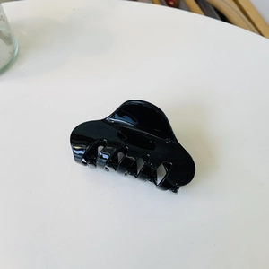 Pince à cheveux noire polie en acétate avec design à dents multiples pour tenue ferme