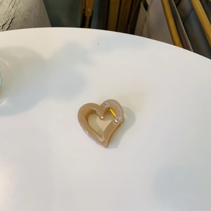 Pince à cheveux évidée en forme de cœur en acrylique beige avec ressort métallique doré