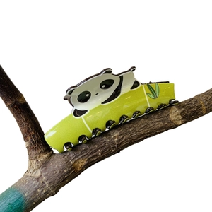 Pinza de pelo de panda y bambú de acetato para mujer sobre una rama de árbol