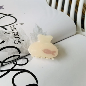 Pince à cheveux chic en acétate avec poisson rose et design aquarium pour queue de cheval
