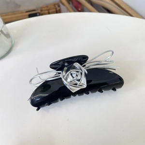 Pince à cheveux noire en acétate avec rose argentée 3D et détails en corde de cuir