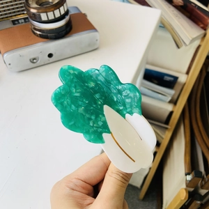 Pinza per capelli a forma di cavolo in acetato color smeraldo e bianco raffinato