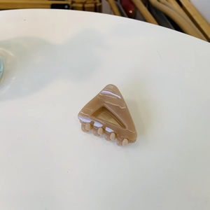 Pince à cheveux triangle marbre crème beige au design minimaliste élégant et moderne