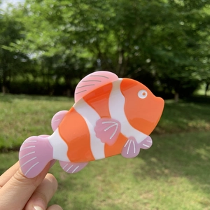 Pince à cheveux poisson-clown aux rayures orange et blanches et nageoires roses
