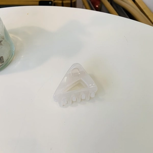 Pince à cheveux triangulaire blanc crème minimaliste en acrylique mat de qualité
