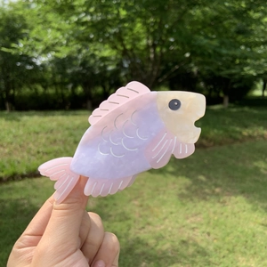 Pince à cheveux en forme de poisson en acétate rose et violet avec fini marbré