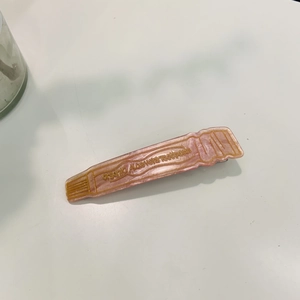 Pince à cheveux en forme de dentifrice rose avec paillettes dorées et texte aloe vera