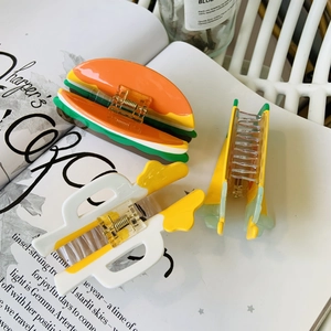 Niedliche Haarklammern aus Acetat in Hamburger- und Spiegelei-Form auf Magazin
