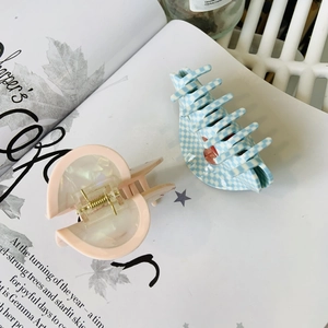 Set de pince à cheveux rose nacré et barrette rectangulaire à damier bleu et blanc