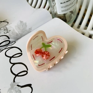 Pince à cheveux rose en forme de cœur avec motif cerise et finition nacrée brillante