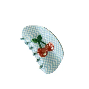 Pince à cheveux cerise style coréen avec motif en damier bleu et blanc en acétate