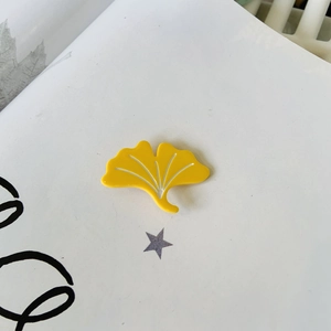 Exquisite yellow ginkgo leaf hair claw clip made of acetate for elegant hair styling