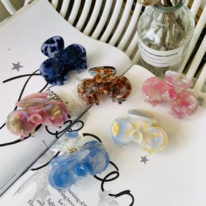 Elegante Molla per Capelli in Acetato a Forma di Camelia Francese Marmorizzata a Contrasto Cangiante Fermaglio a Squalo Fatto a Mano per Donna