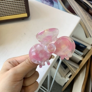 Pinza per capelli in acetato con trama marmorizzata rosa e bianca a forma di camelia