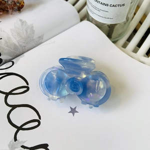 Molla per capelli camelia in acetato blu traslucido con finitura perlata ed effetto lussuoso