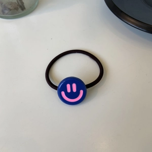 Elastico per capelli Y2K con ciondolo smiley blu e fascia nera ad alta elasticità