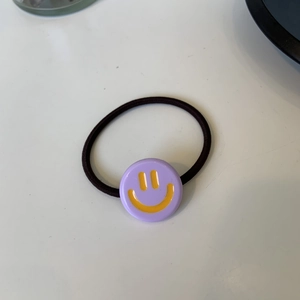 Grazioso elastico per capelli Y2K in acetato con ciondolo sorridente viola su nero