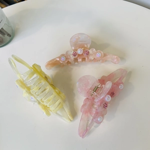 Détails de trois pinces à cheveux fleur en acétate avec strass et perles élégantes