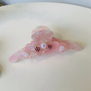Pince à cheveux fleur en acétate rose marbré avec perles fantaisie et strass brillants