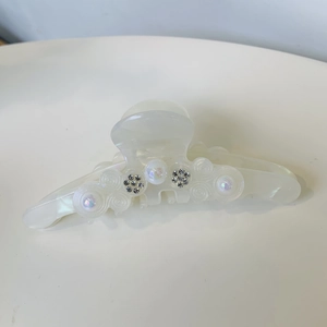 Pince à cheveux élégante en acétate avec perles blanches et accents de strass