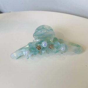 Pince à cheveux élégante en acétate bleu clair avec perles et strass floraux étincelants