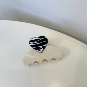 Pince à cheveux cœur en acétate de style français crème pour un look élégant