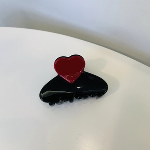 Pince à cheveux chic en acétate avec décor coeur rouge et finition noir brillant