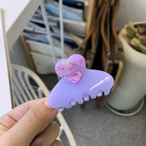 Détail de la pince à cheveux cœur lilas avec texture en résine marbrée violette