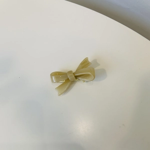 Détail du nœud à cheveux fait main avec pince en métal doré et logo France
