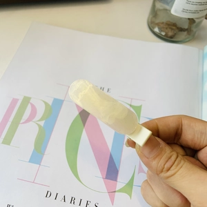 Pince à cheveux chic en résine crème avec texture nacrée et paillettes dorées