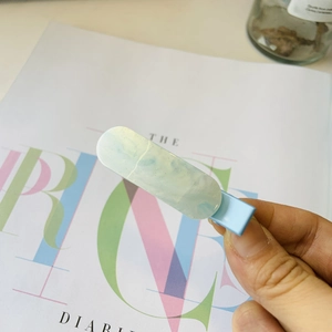 Pince à cheveux en résine marbrée bleue avec paillettes dorées et clip bec de canard