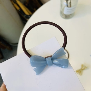 Élastique à cheveux avec nœud bleu clair fait main pour queue de cheval élégante