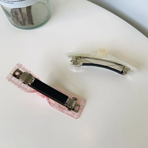 Détails de pinces à cheveux en acétate à carreaux roses et marbre avec attaches en métal