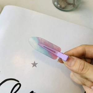 Dettaglio della molletta per capelli in resina sfumata con glitter argento e finitura opaca