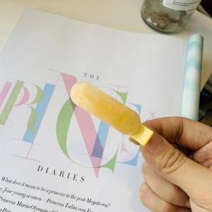 Gros plan d'une pince à cheveux jaune translucide avec paillettes dorées et bec de canard