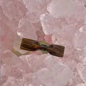 Barrette à cheveux en acétate écaille de tortue avec nœud sur fond de pierres roses