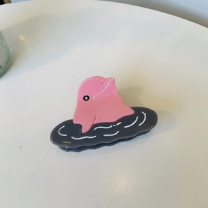 Pinza per capelli a forma di delfino rosa in acetato con base a onde per acconciatura