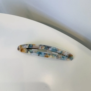 Barrette à cheveux ovale en acétate marbré avec pince à ressort métallique élégante