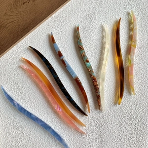 Vue détaillée de huit pics à cheveux colorés en acétate avec texte France Handmade et brillant