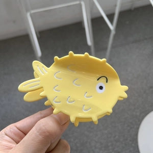 Dettaglio molletta per capelli a forma di pesce palla giallo in acetato oceanico