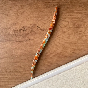 Détail du pic à cheveux en résine écaille de tortue avec gravure France Handmade